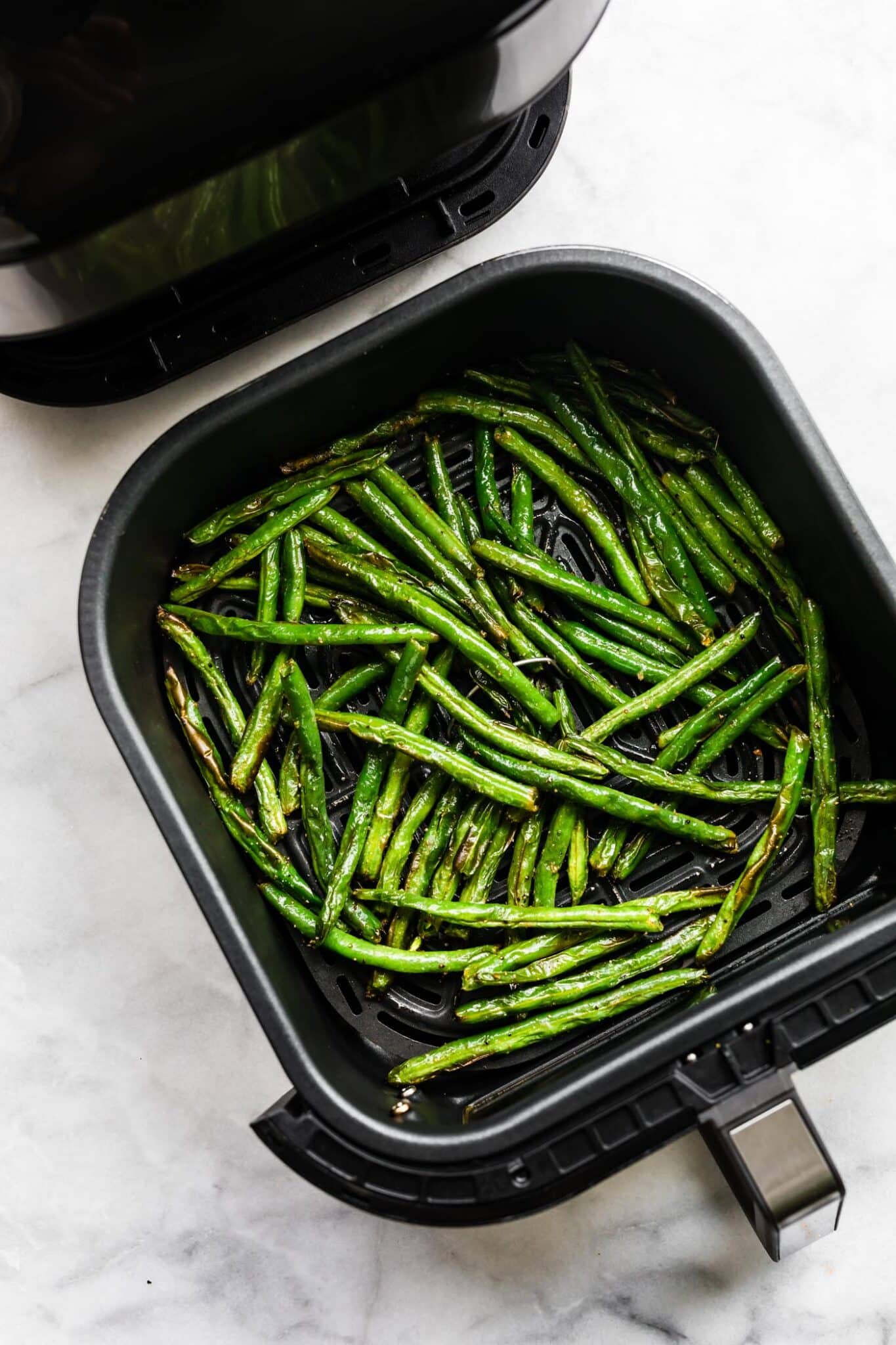 Overhead photo of greens beans cooked in an air fryer.