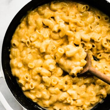 Overhead photo of a gluten free macaroni and cheese in a black skillet.