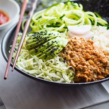 Super simple spicy avocado tuna salad sushi bowls.