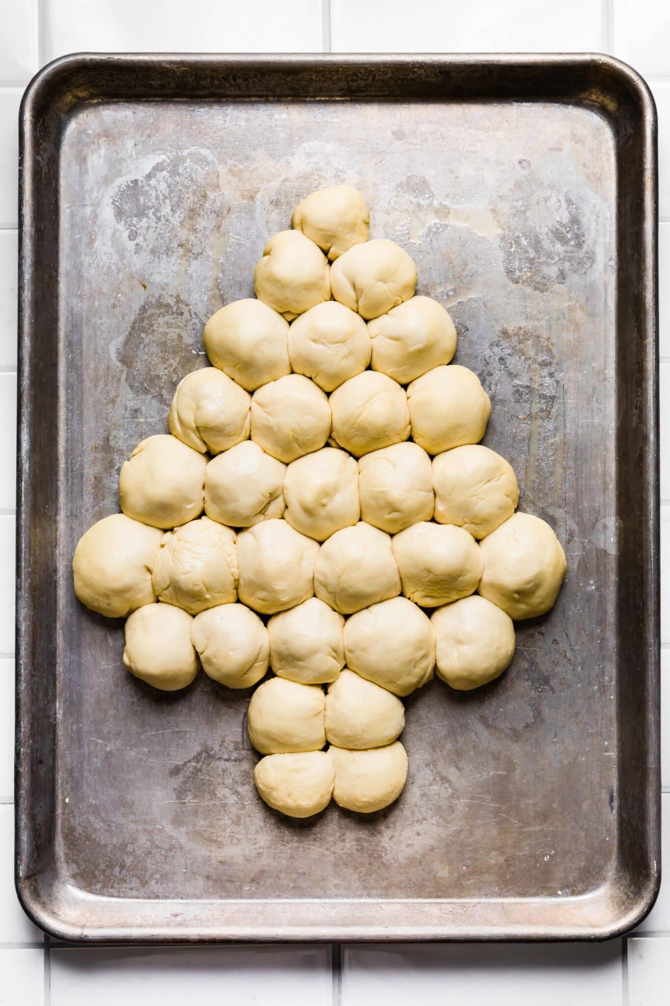 Dough balls stuffed with mozzarella cheese in the shape of a Christmas tree.