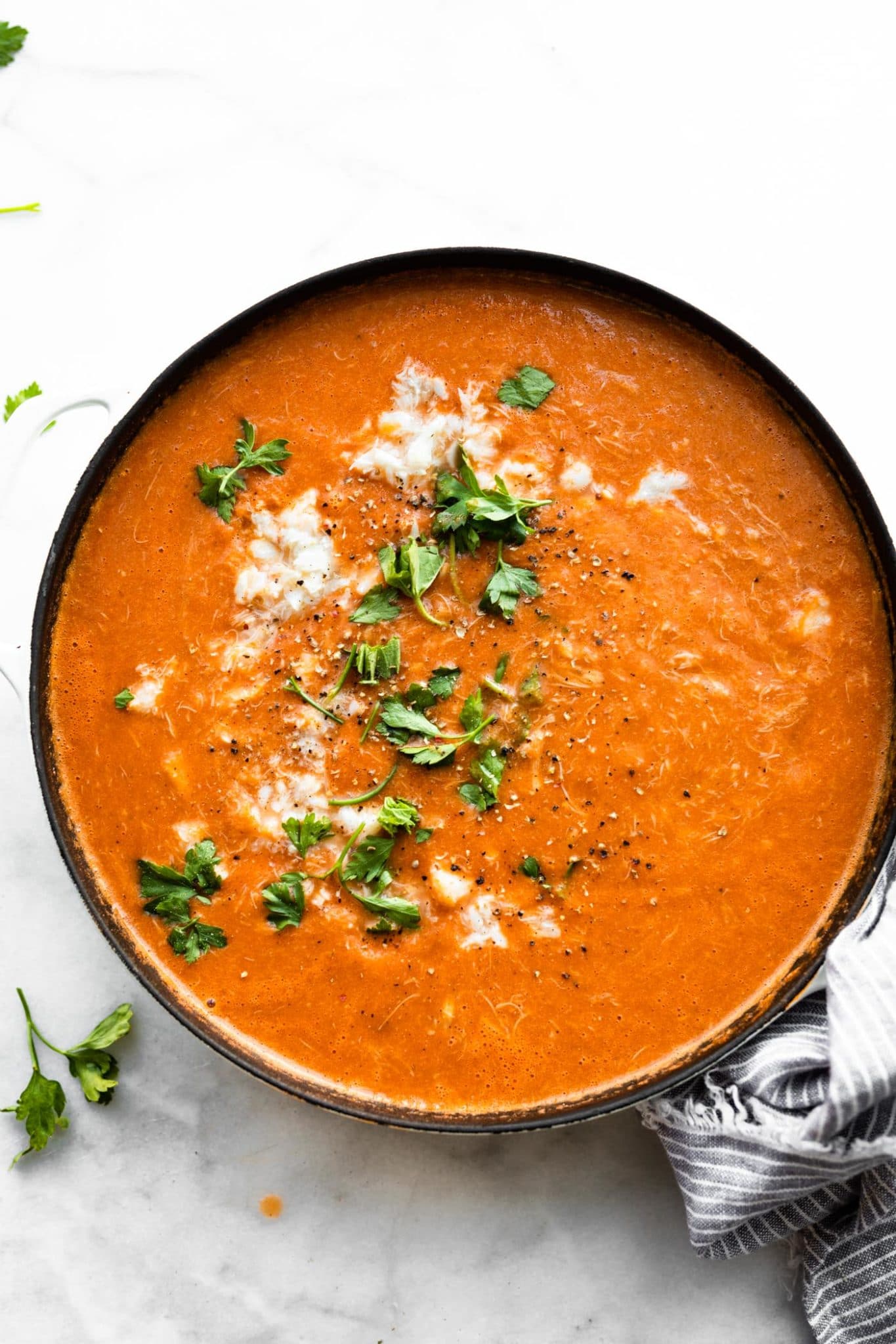a pot of tomato crab bique